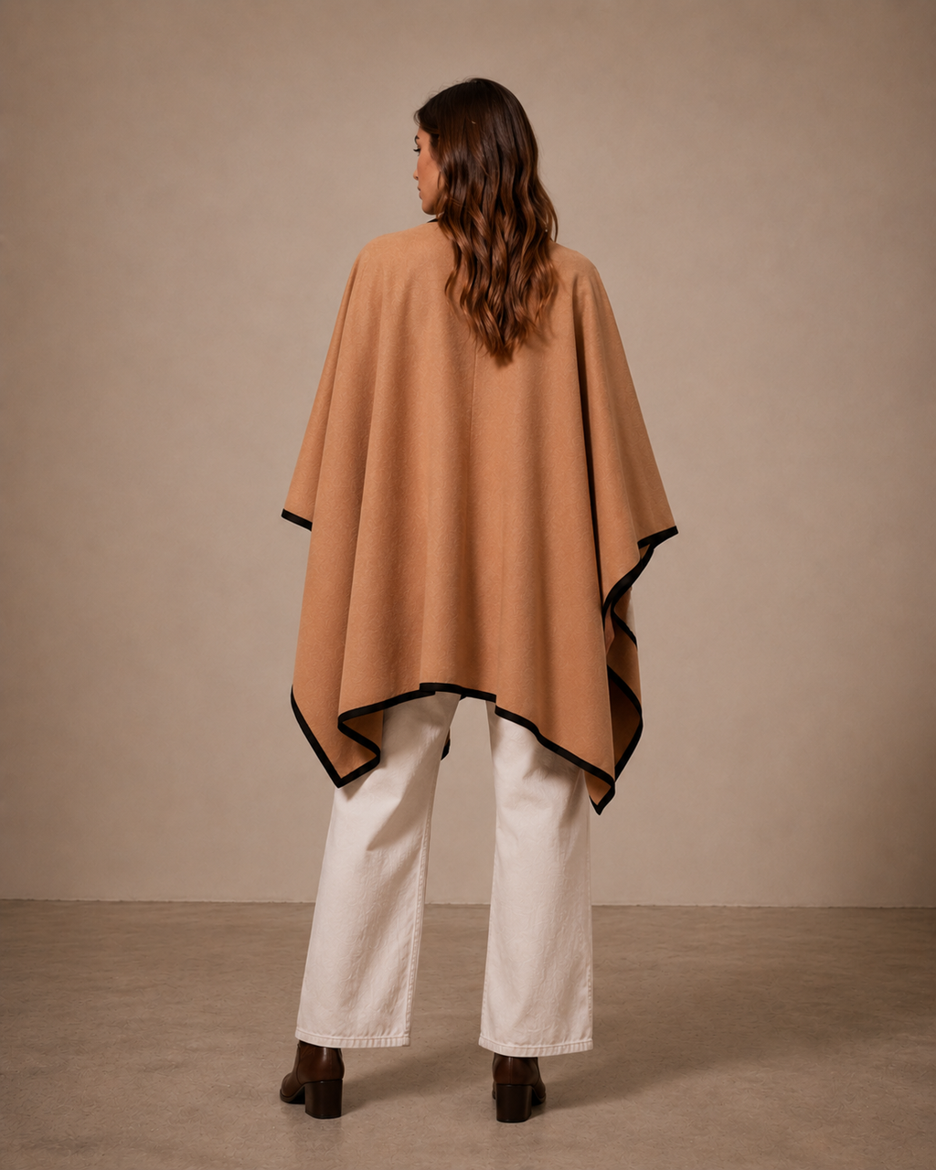 PONCHO LISO CAMEL BLANCO