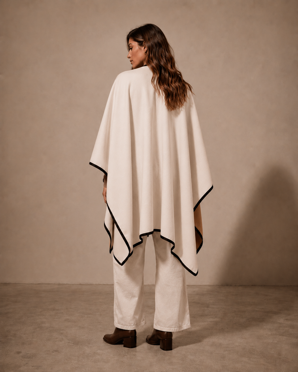 PONCHO LISO BLANCO CAMEL