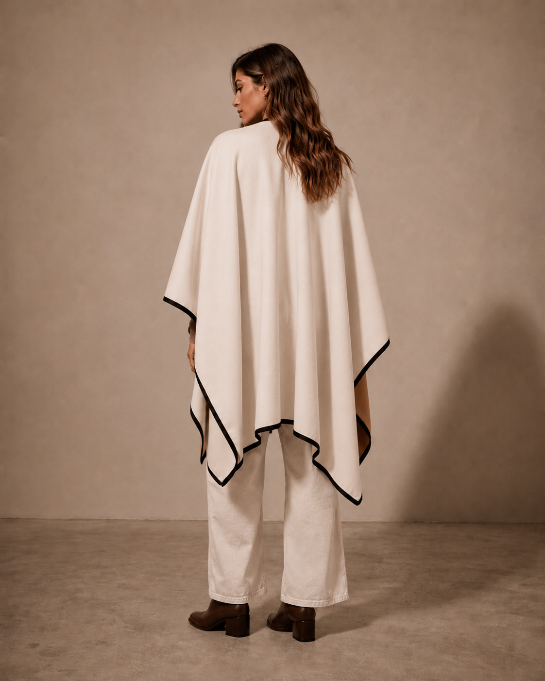PONCHO LISO BLANCO CAMEL